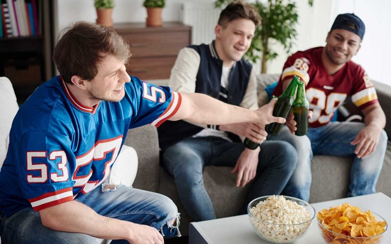 cheerful-guys-chilling-with-drinks