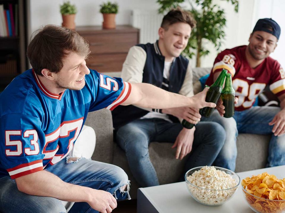 cheerful-guys-chilling-with-drinks